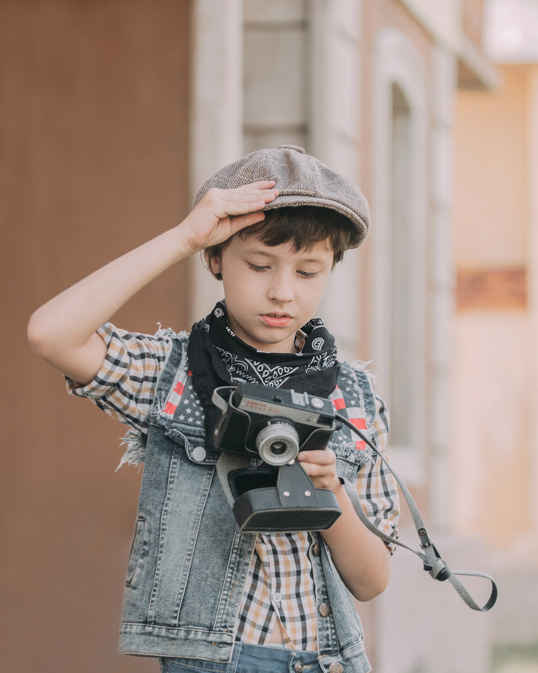 Hetzelfde kind, jaren later, met een camera